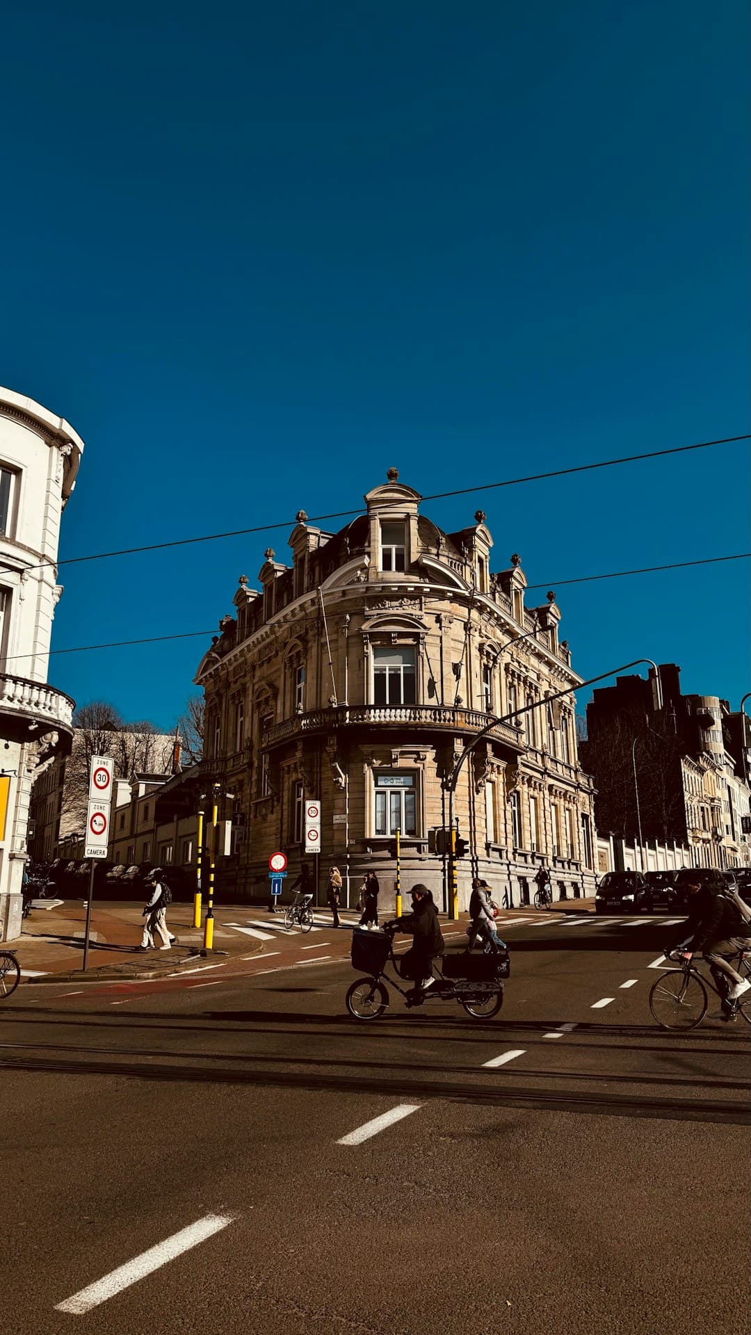 Grand Place w Brukseli w słoneczny dzień