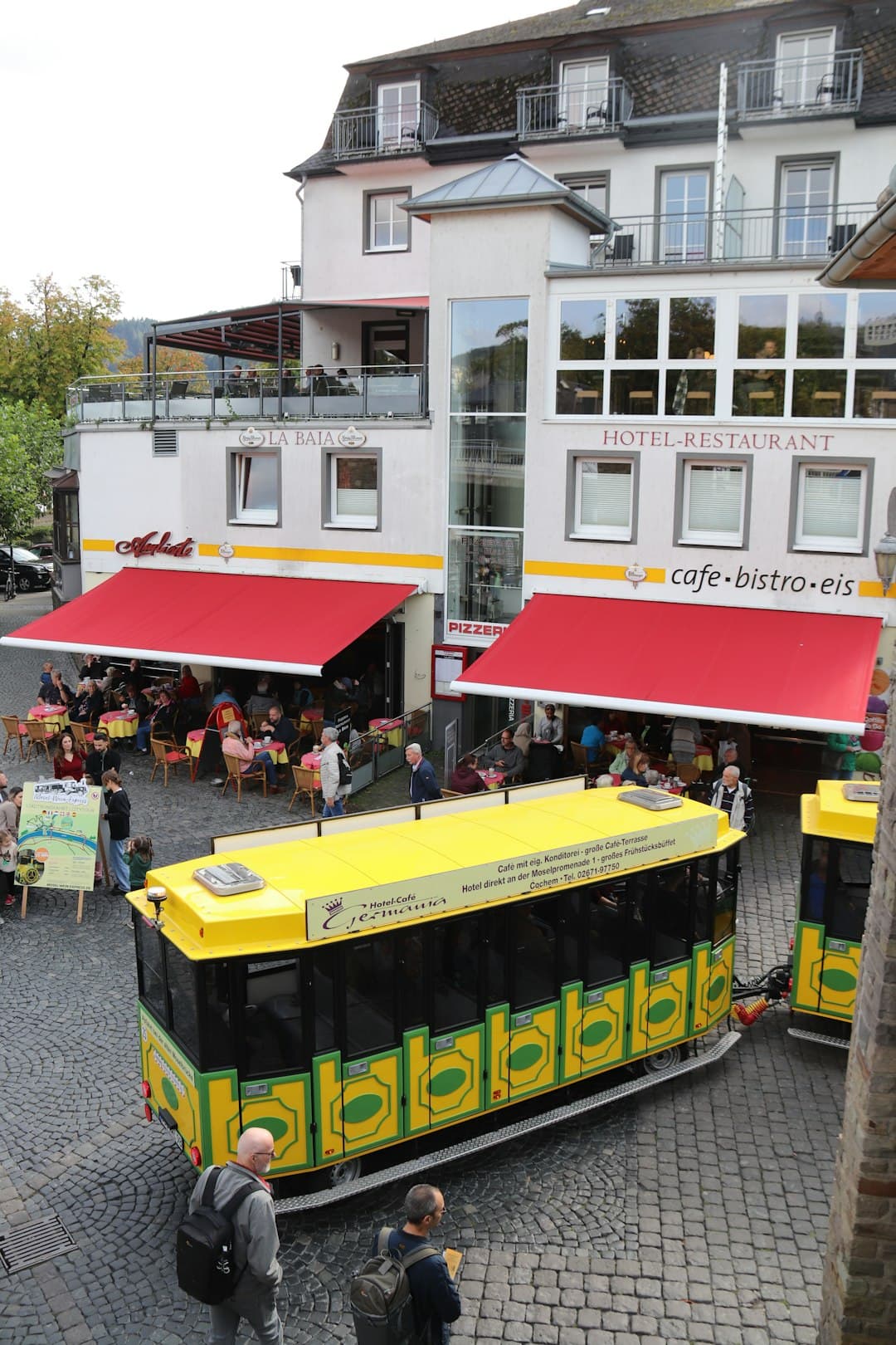 Odwiedzający cieszący się belgijskim gofrem w Brukseli