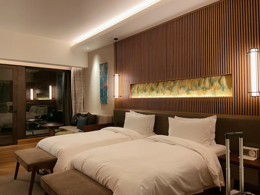 Luksusowy pokój hotelowy z widokiem na morze