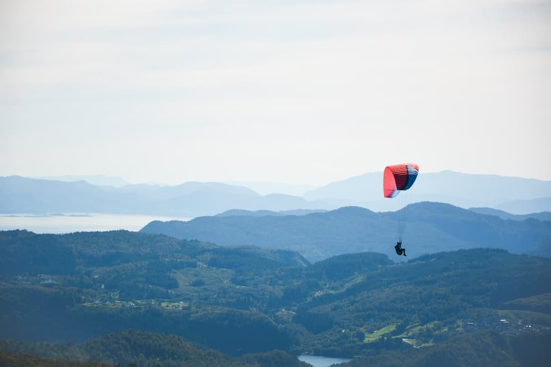 Turyści podziwiający wspaniałe widoki z góry Fløyen w Bergen