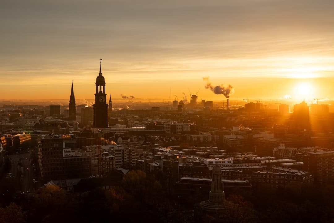 Piękny zachód słońca nad miastem Hamburg
