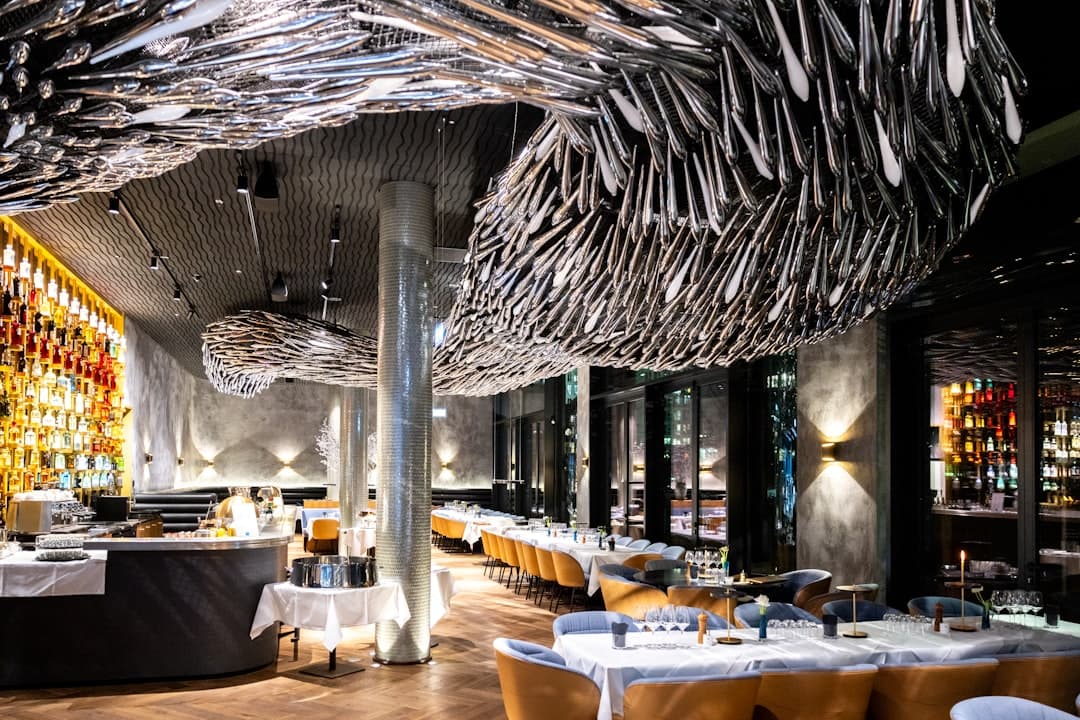 Restauracja z nowoczesnym wystrojem wnętrza i sklepieniem.