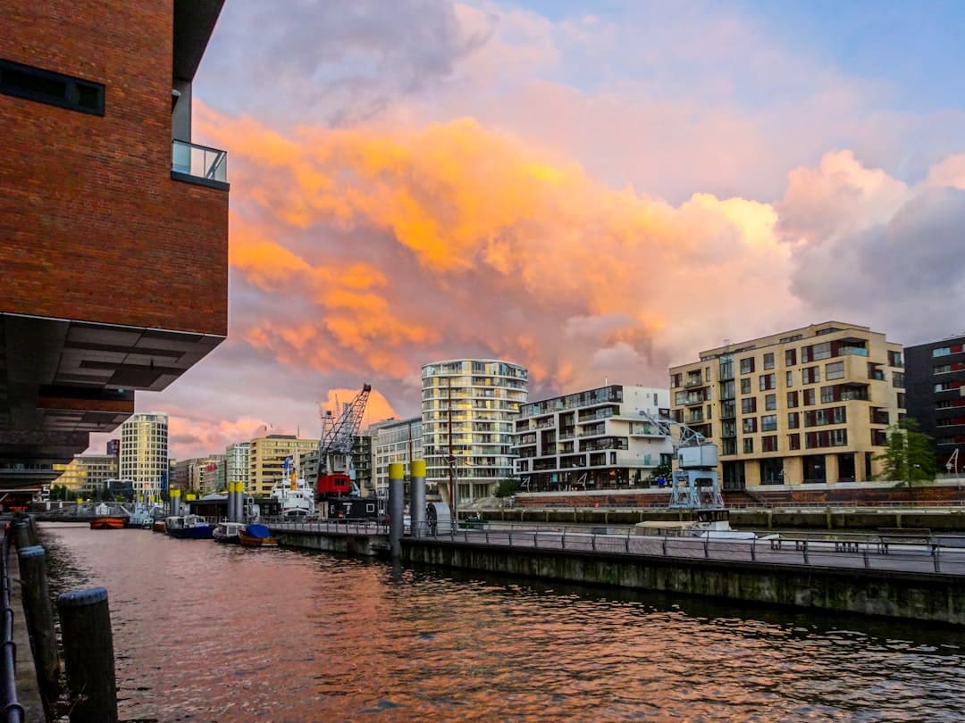 Panorama Hamburga podczas zachodu słońca