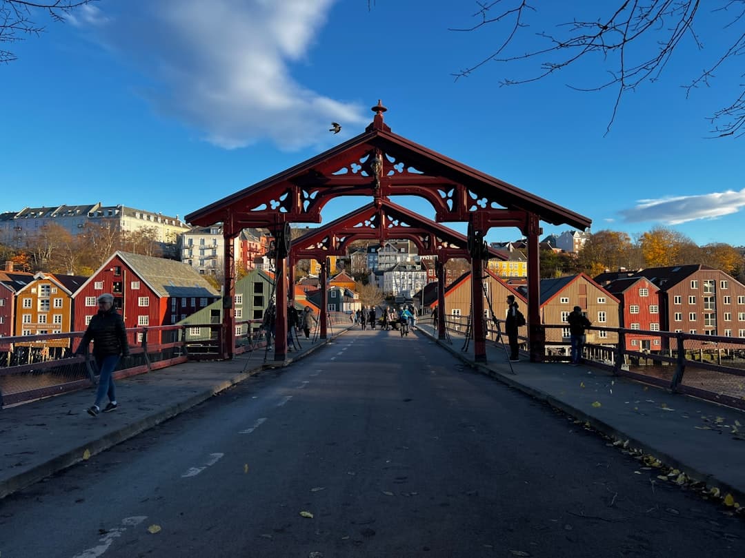 Rodzina korzystająca z atrakcji w parku rozrywki