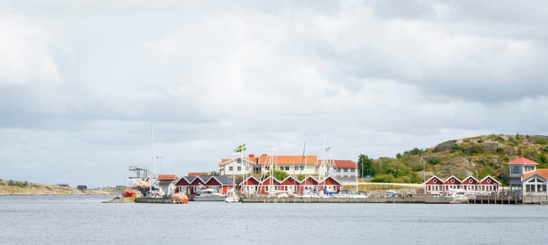 Krajobraz nadmorski w Danii z promami