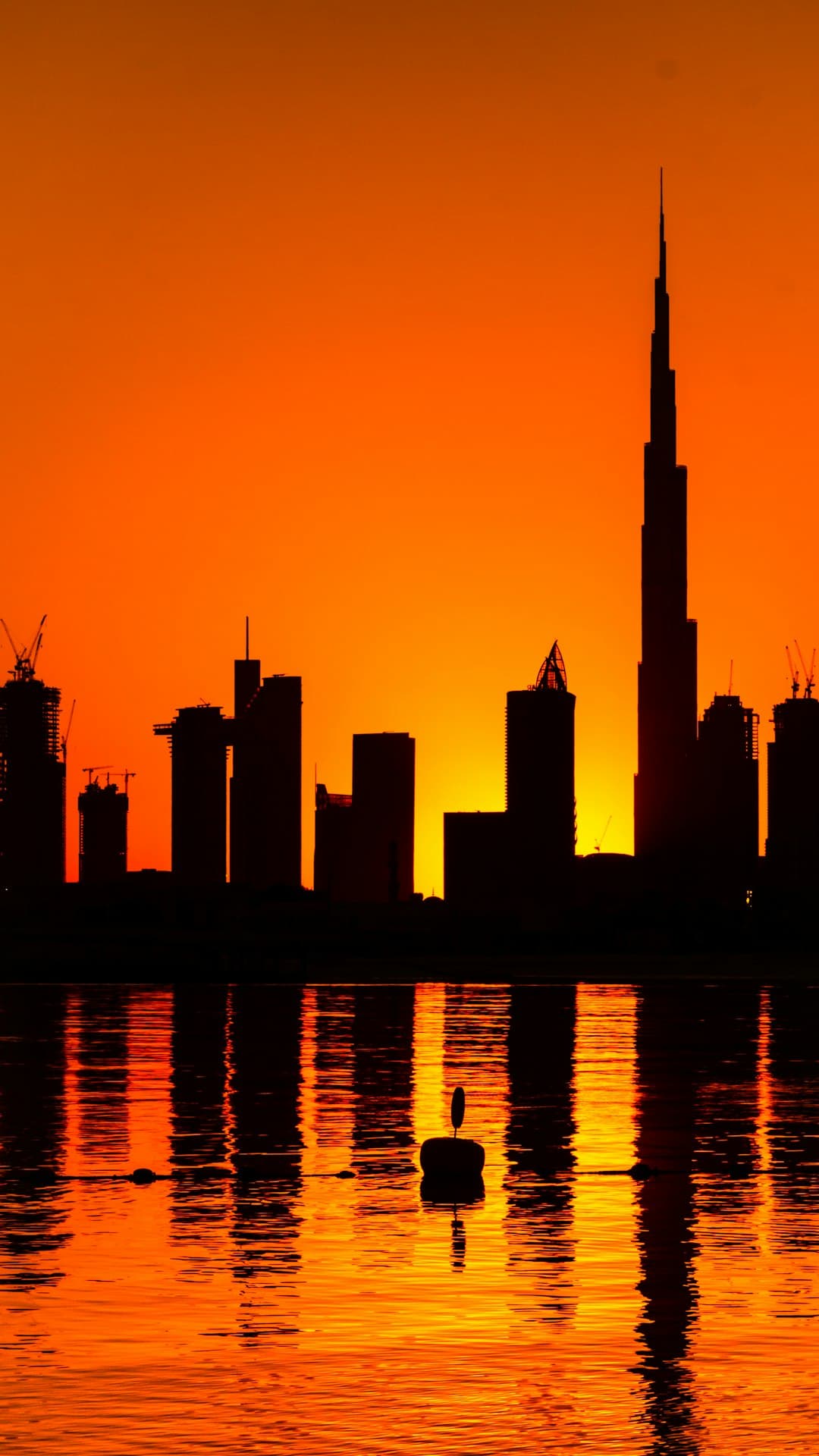 Panorama Dubaju o zachodzie słońca, symbol luksusowych wakacji