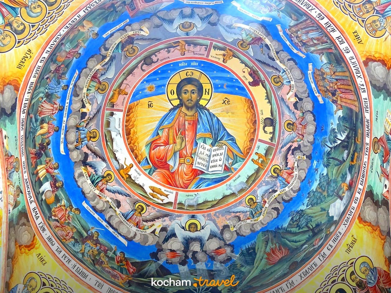 Kolorowy fresk sufitowy z Chrystusem w cerkwi, sztuka sakralna.