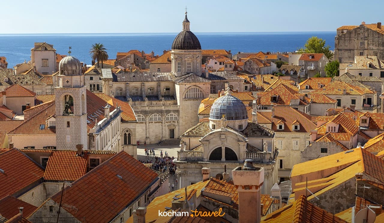 Dubrownik stare miasto, czerwone dachy, zabytkowa architektura, błękitne morze.