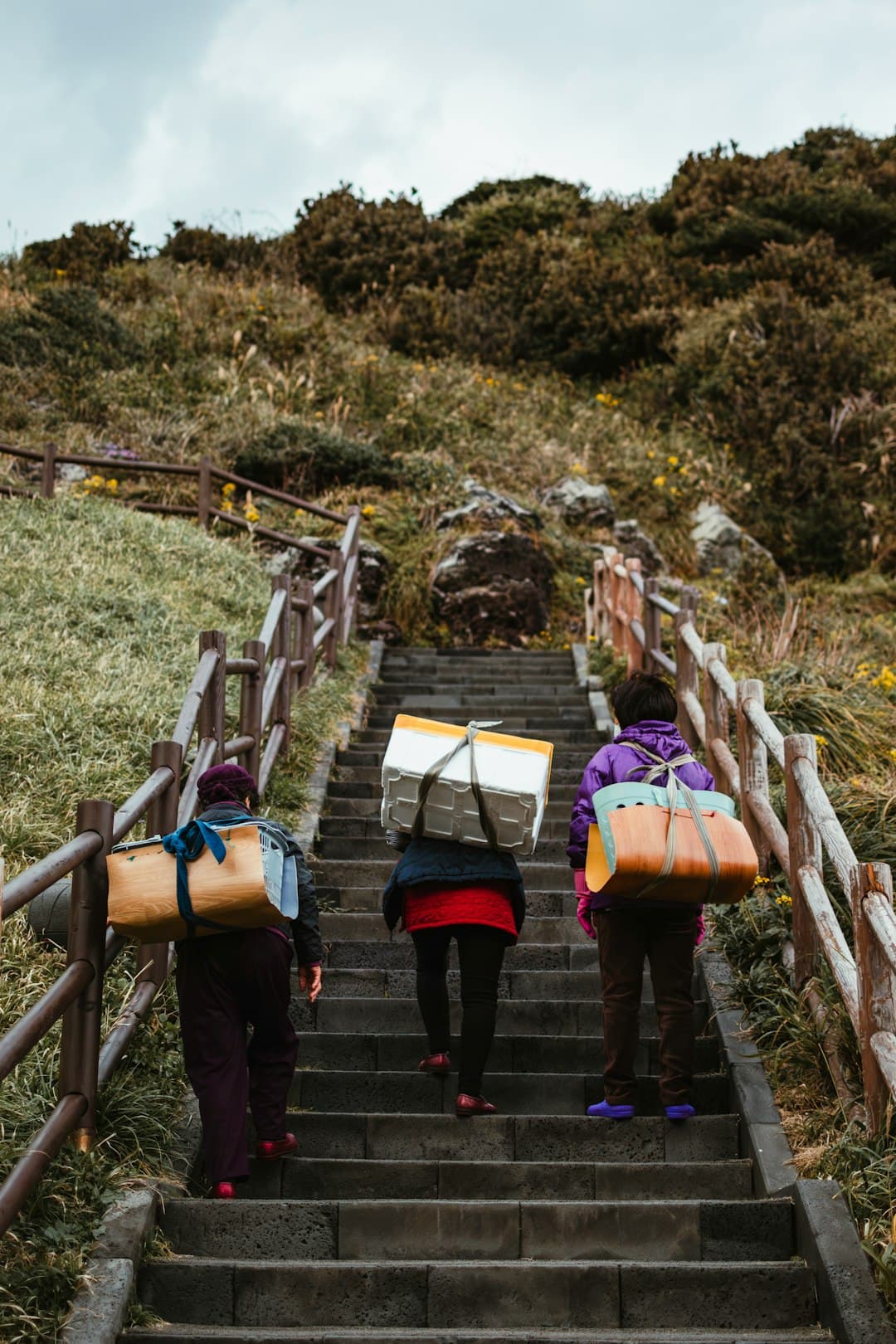 Rodzina pieszo zwiedzająca Park Narodowy Torres del Paine w Chile