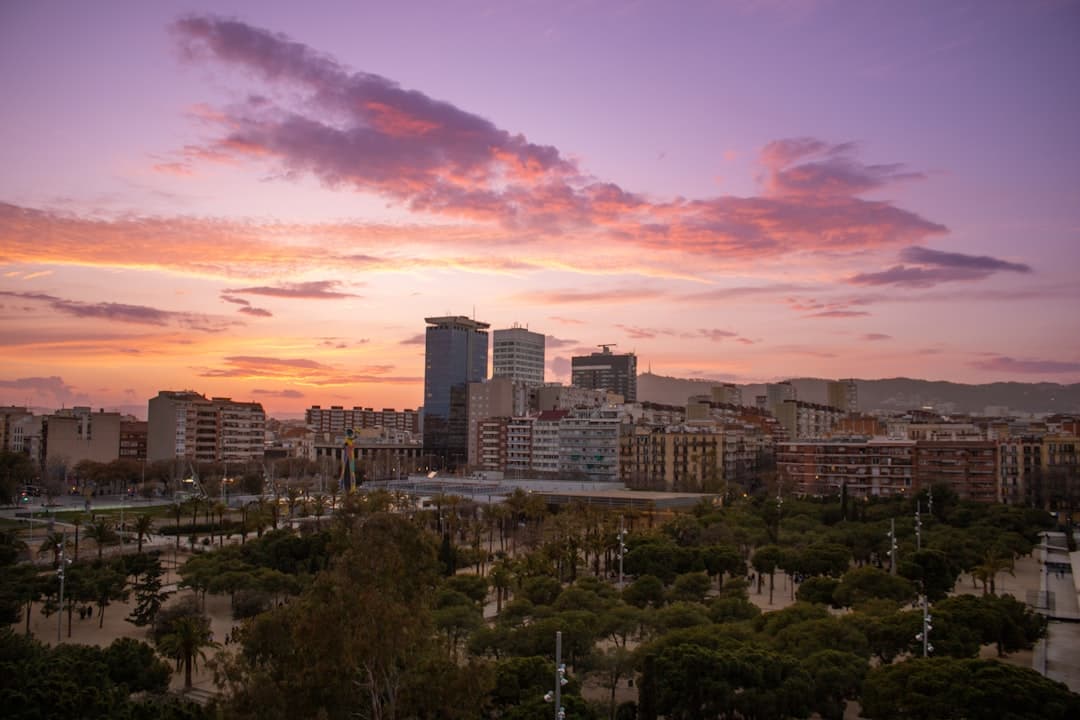 Zapierający dech w piersiach zachód słońca nad hiszpańskim miastem