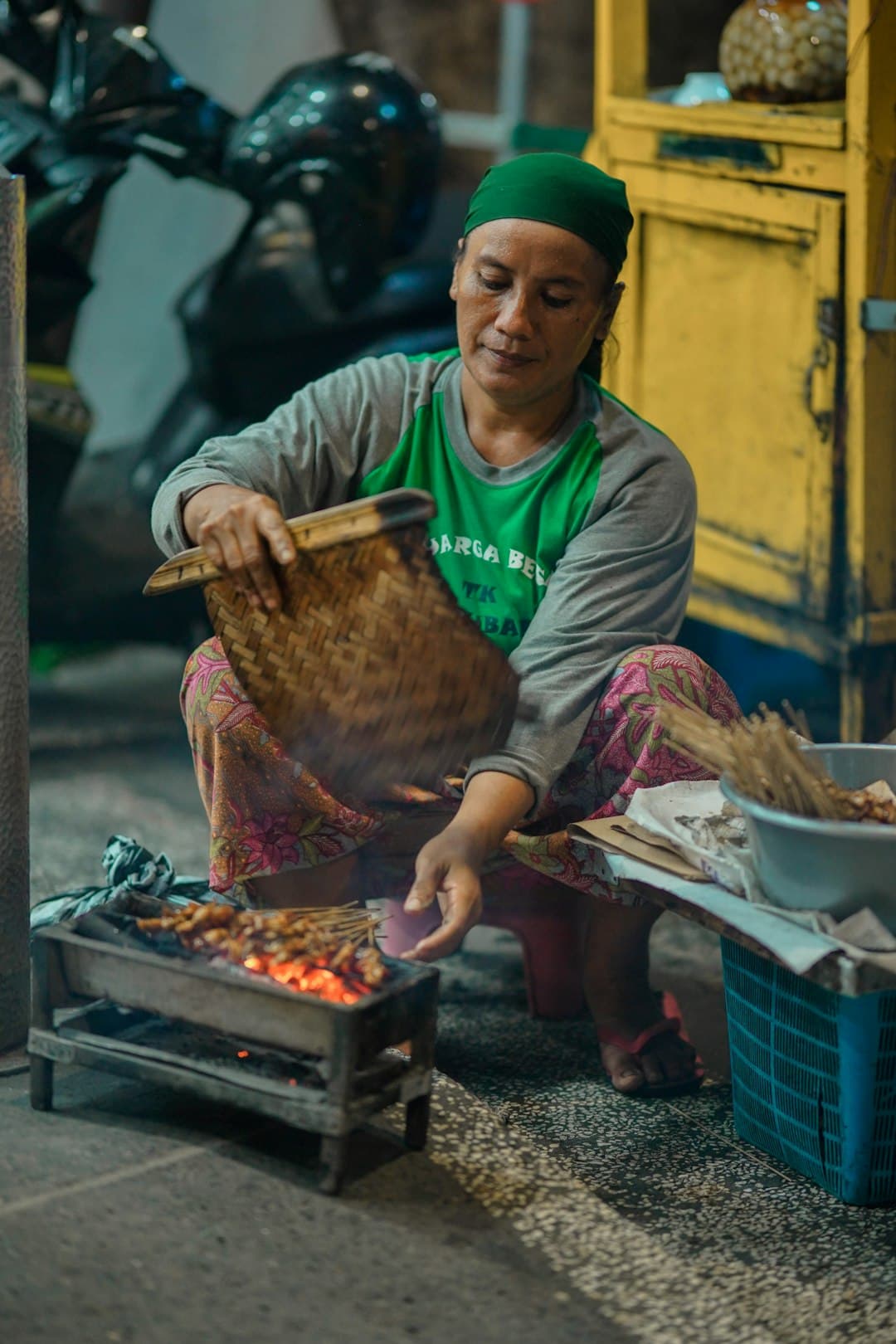 Sprzedawca jedzenia na ulicy w Hanoi