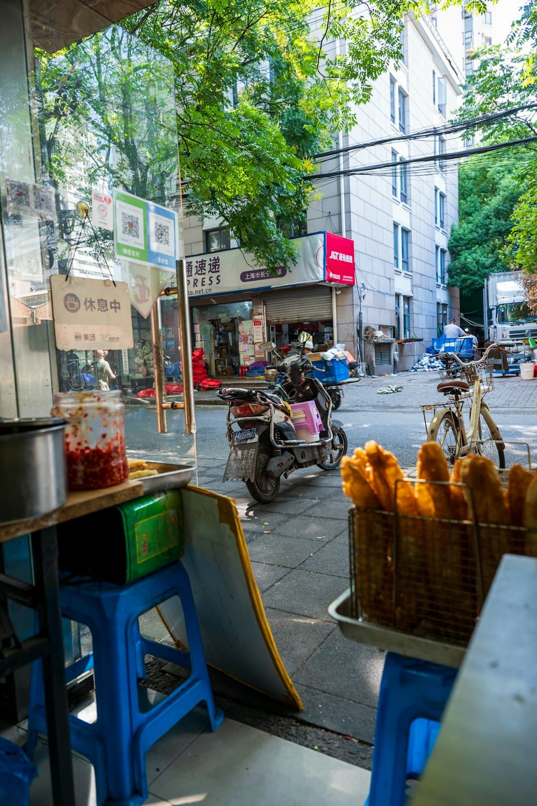 Gwarna ulica z ulicznym jedzeniem w Hanoi