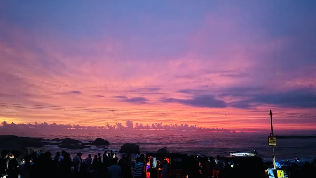 Piękny widok plaży w zachodzącym słońcu