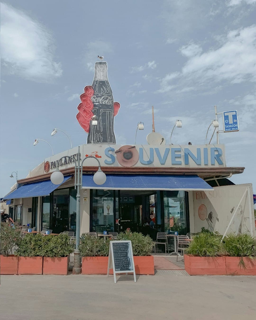 Restauracja z owocami morza i widokiem na ocean