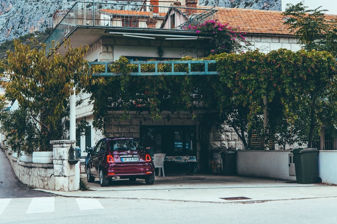 Ruchliwy dworzec autobusowy w Makarskiej