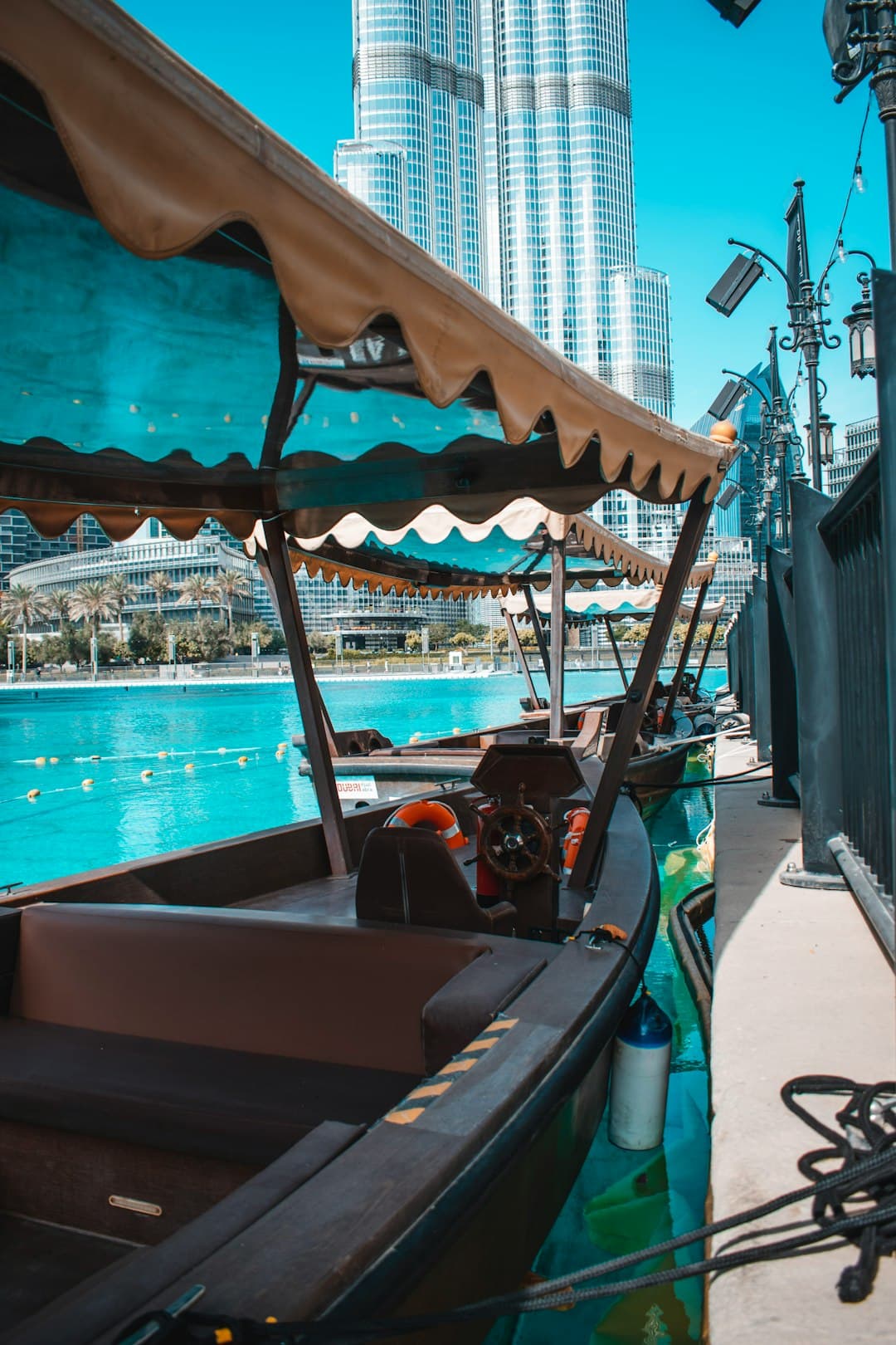 Tramwaj w Dubaju w Marinie z widokiem na skyline