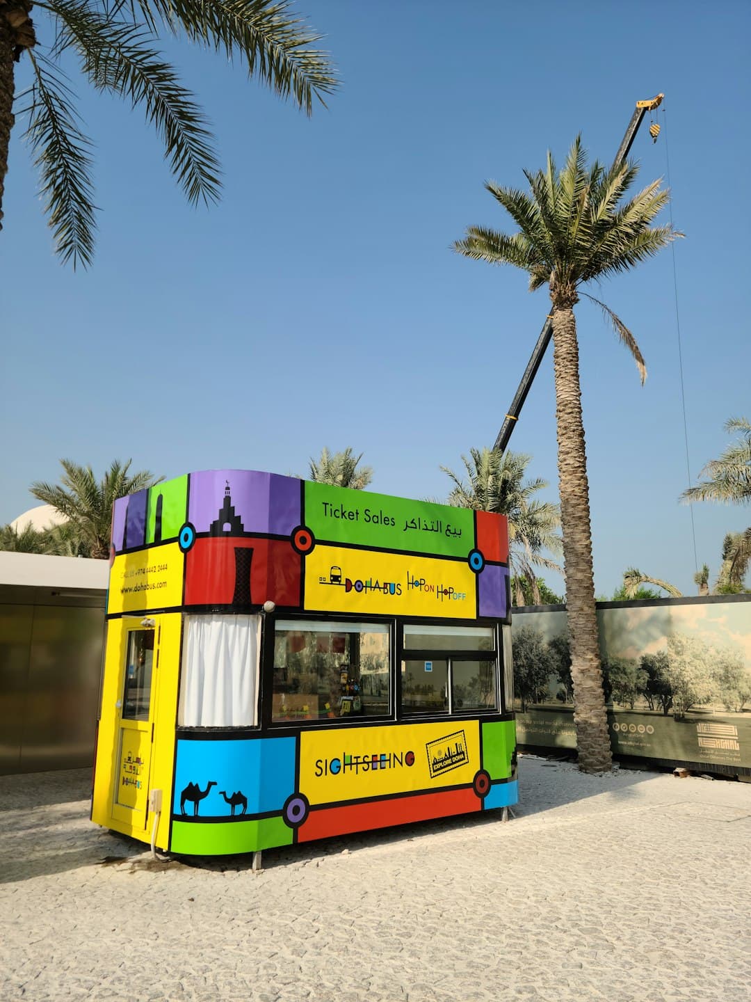 Nowoczesny przystanek autobusowy w Dubaju z pasażerami