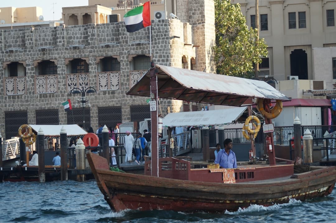 Tradycyjna łódka abra w Dubaju z ludźmi na pokładzie