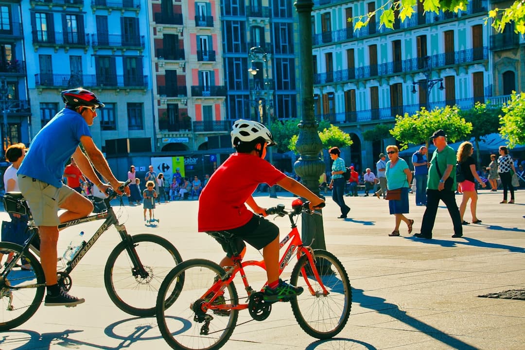 Grupa przyjaciół na rowerach