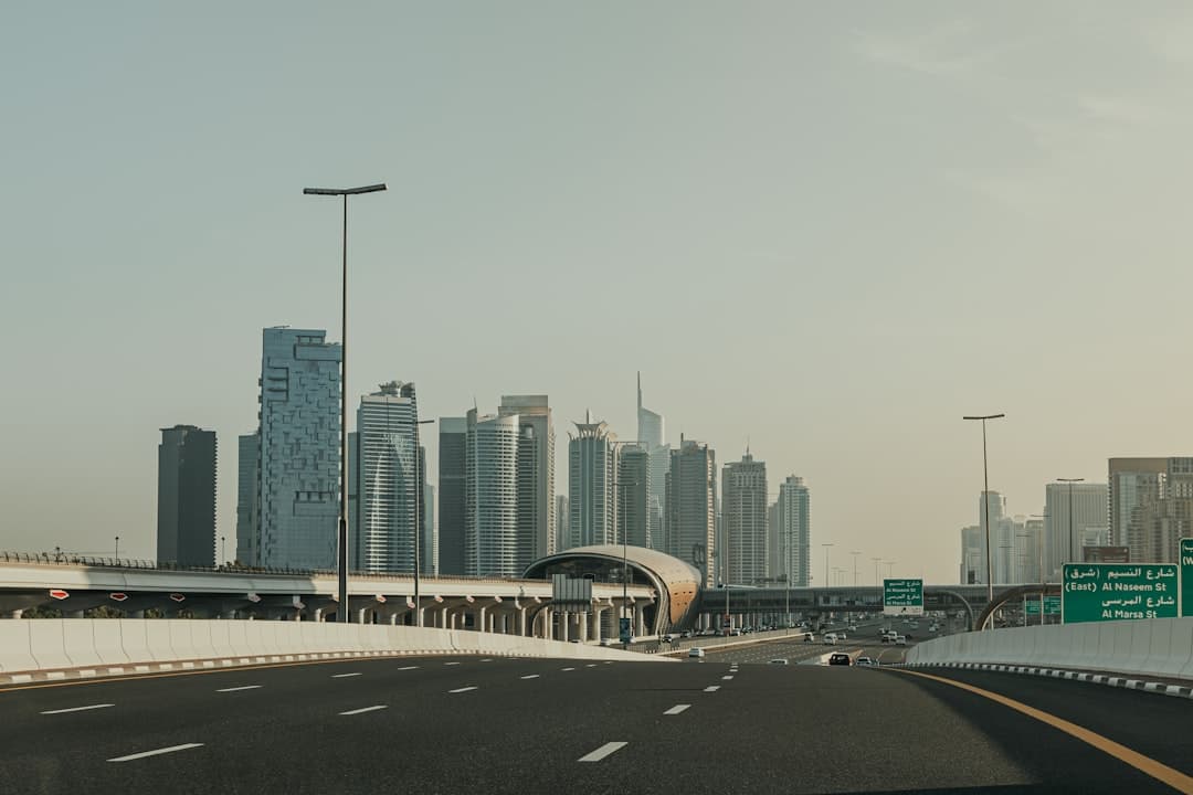 Jak dojechać z Dubaju do Fudżajry? Wynajem samochodu i transport publiczny