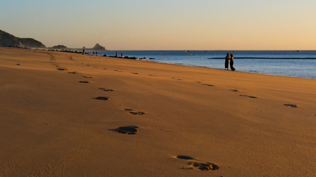 Spokojna plaża w Fudżajrze