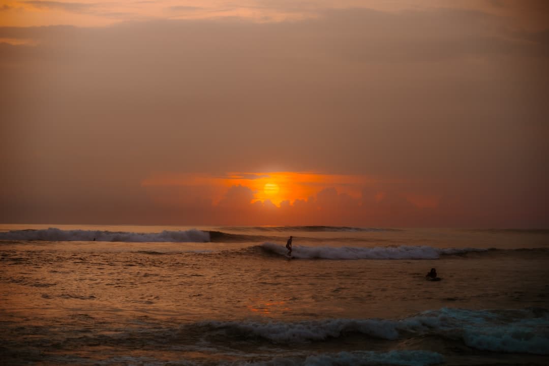 Zachód słońca podczas lekcji surfingu na Bali