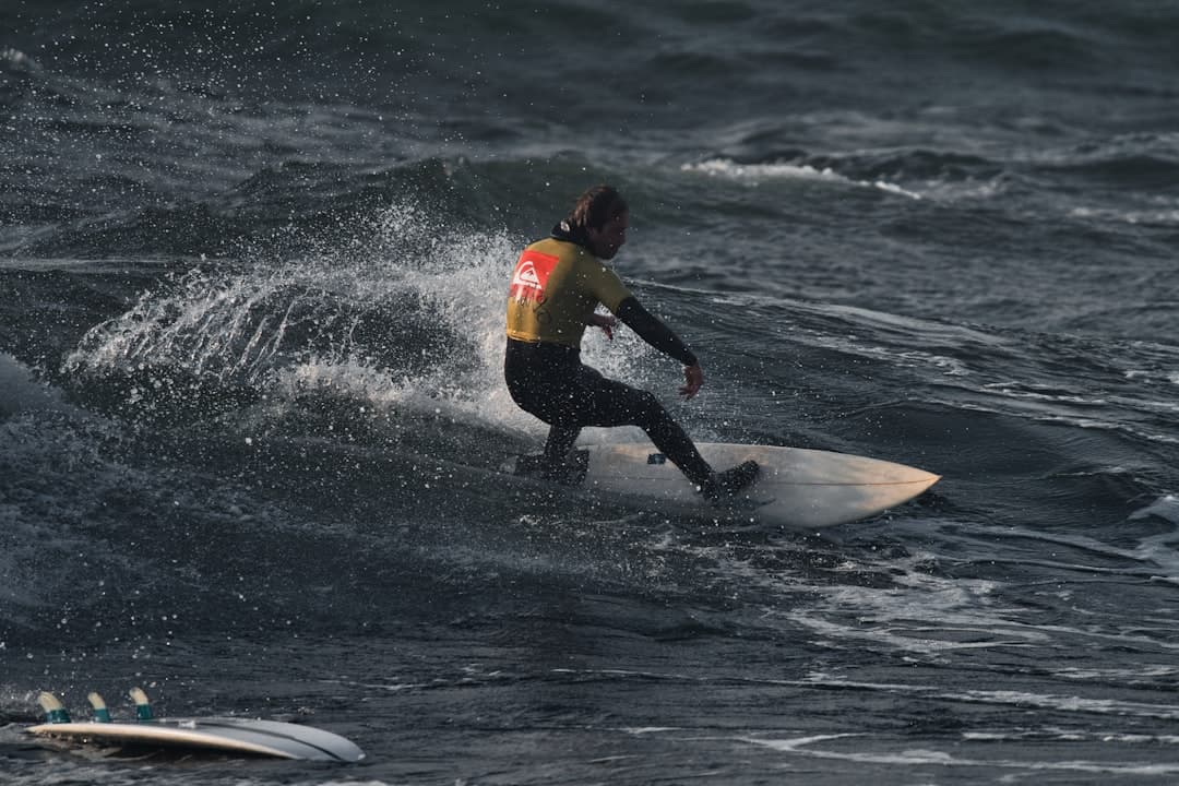 Początkujący surfer ćwiczy równowagę na desce