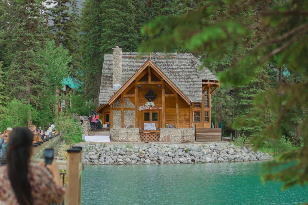 Drewniany dom nad jeziorem w lesie góry.