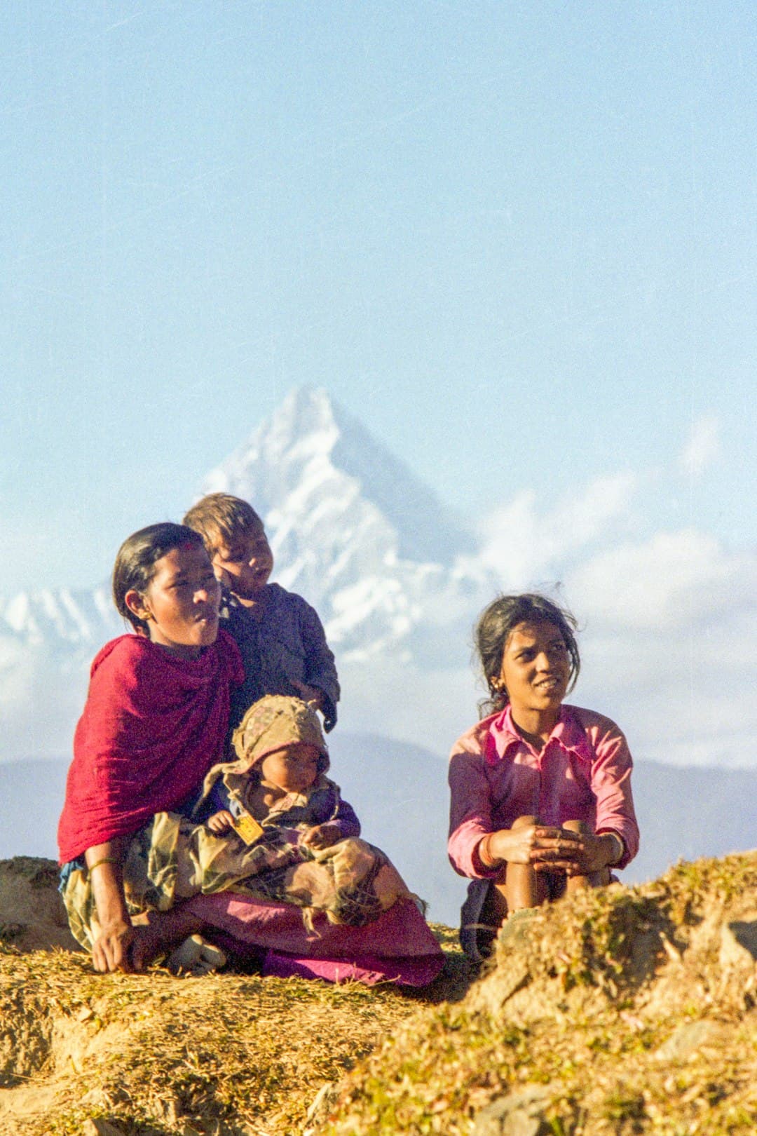 Rodzina ciesząca się wspólnym czasem na łonie natury