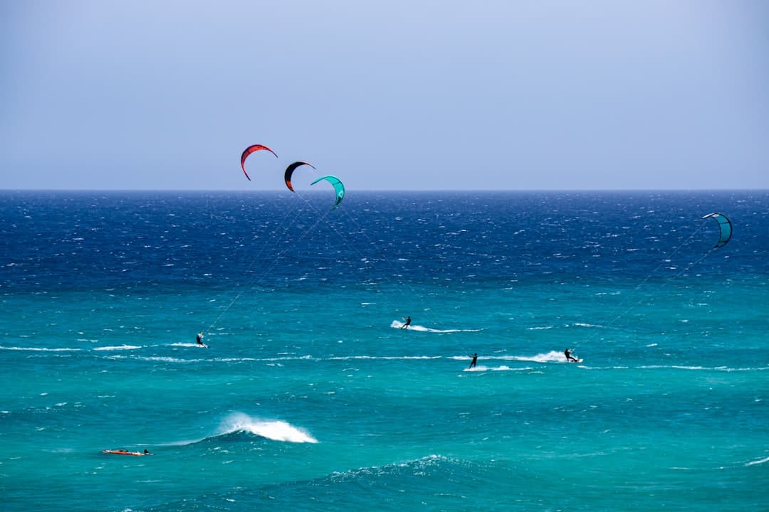 Kitesurferzy płynący po wodzie na Zanzibarze