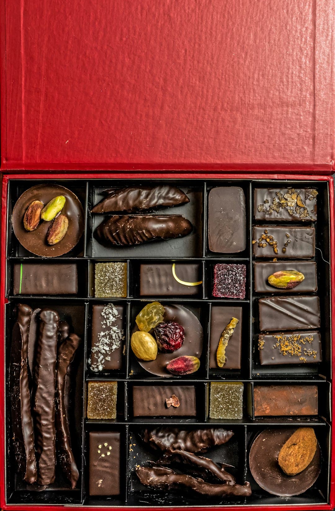 Asortyment czekoladek w czerwonym pudełku.