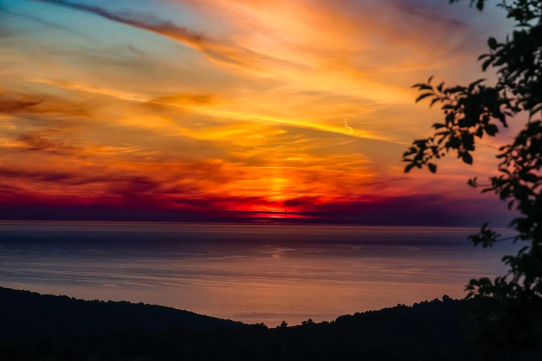 Piękny zachód słońca nad wybrzeżem w Ksamilu, Albania
