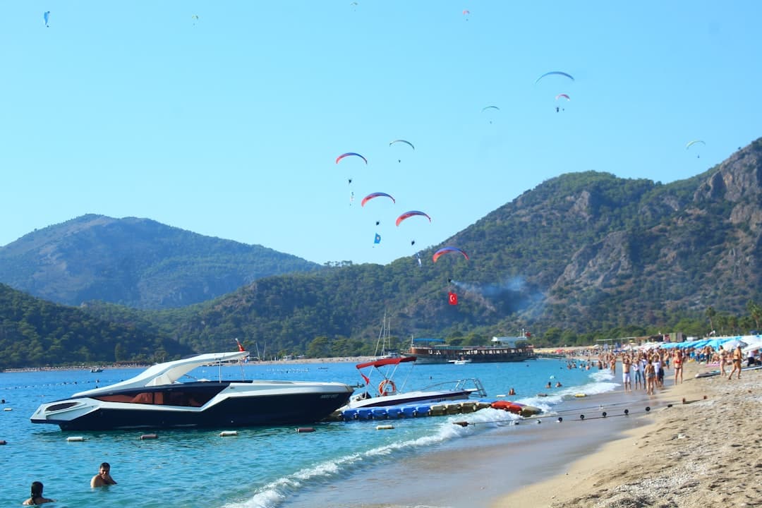 Turyści na plaży w Ksamilu, Albania