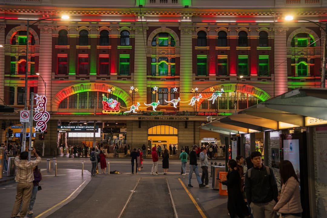 Ludzie cieszący się lokalnym festiwalem w Melbourne