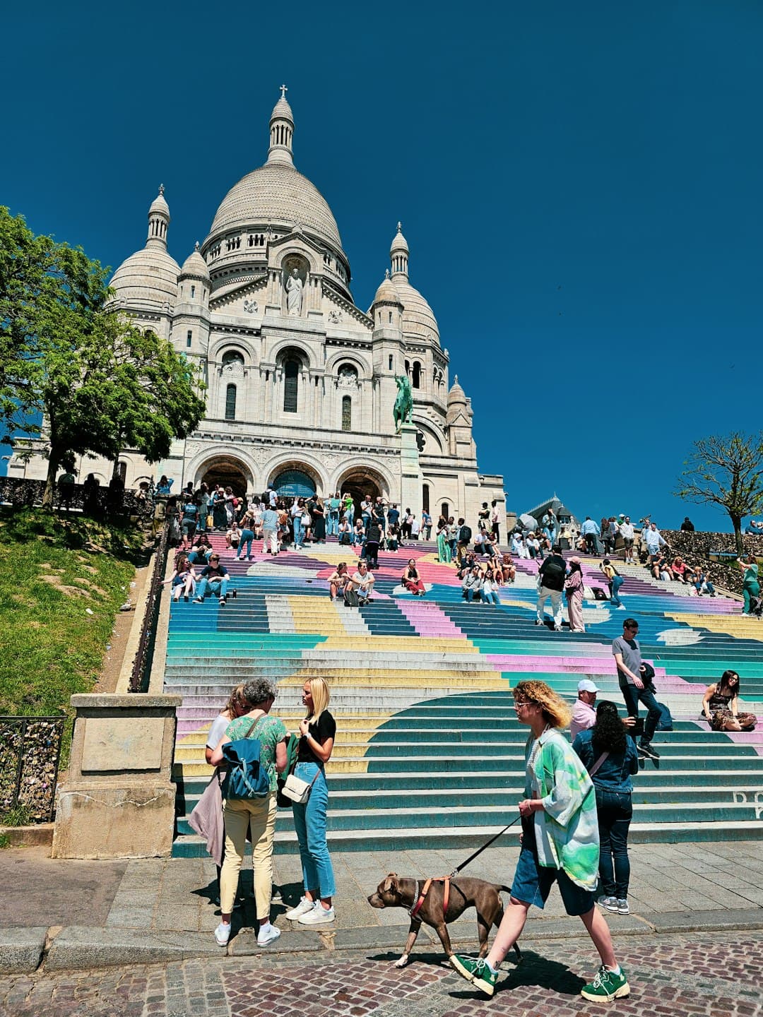 Letni festiwal na paryskich plażach z relaksującymi ludźmi