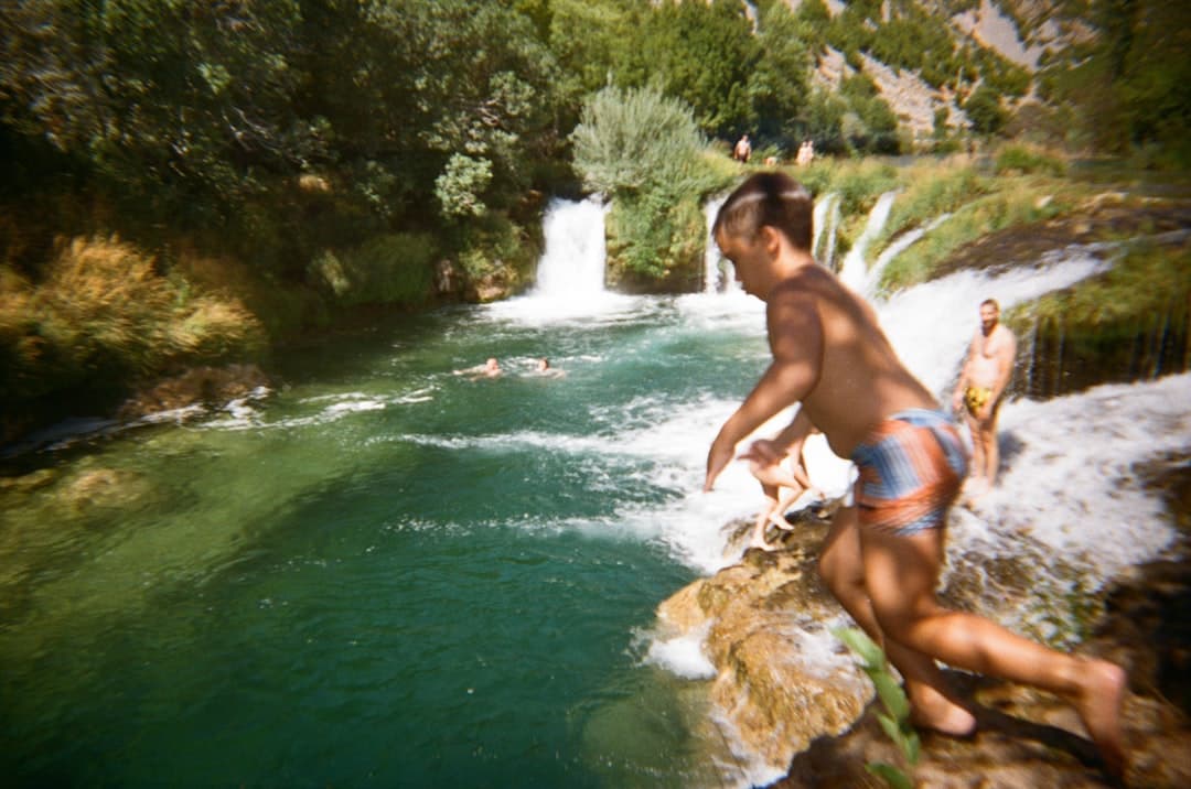 Rodzina bawiąca się przy wodospadzie La Fortuna