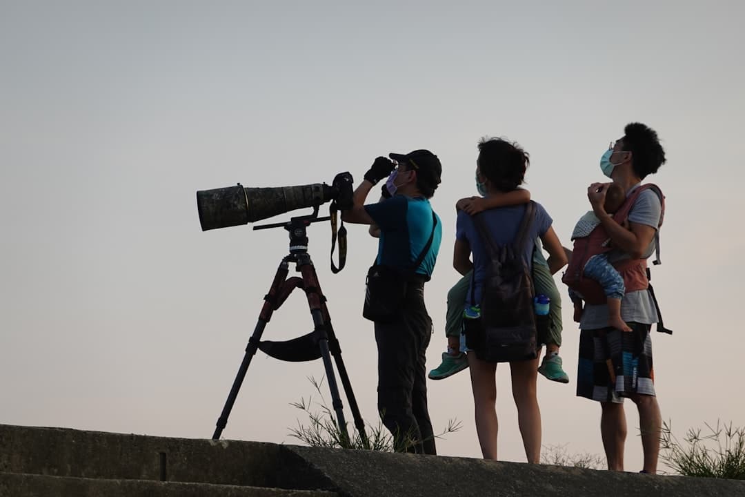 Rodzina zwiedzająca Park Narodowy Arenal z dziećmi