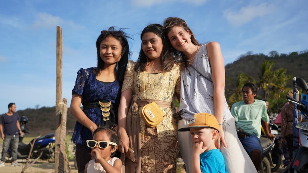 Rodzina ciesząca się wycieczką po plantacji kawy