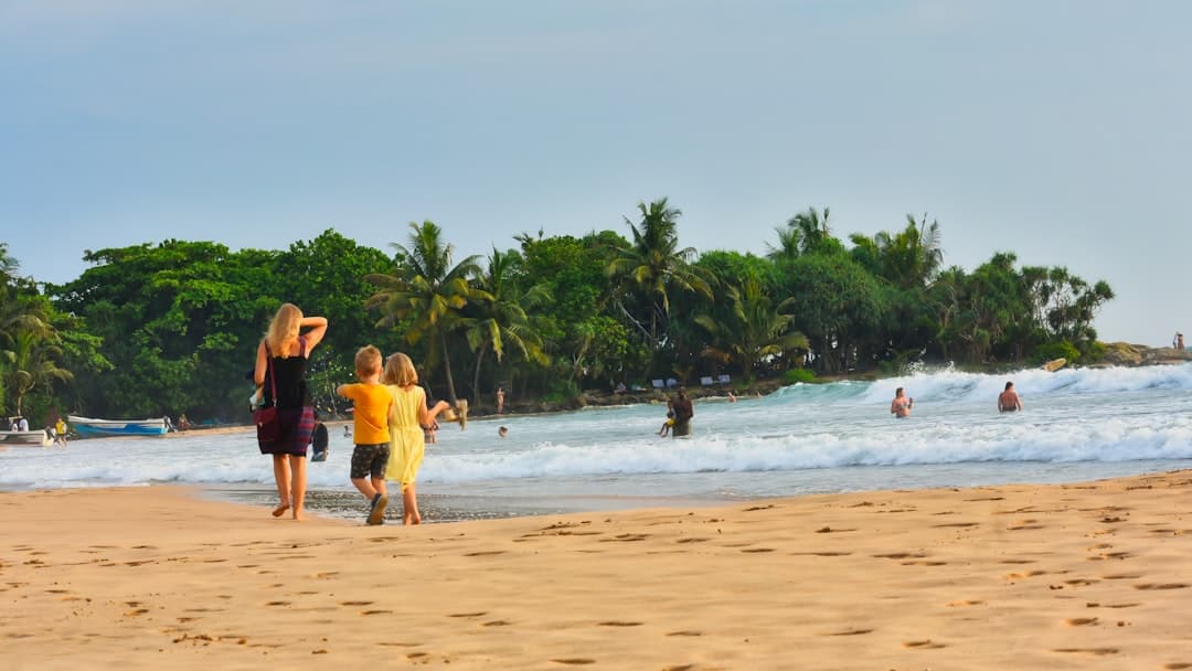 Rodziny cieszące się pięknem plaży
