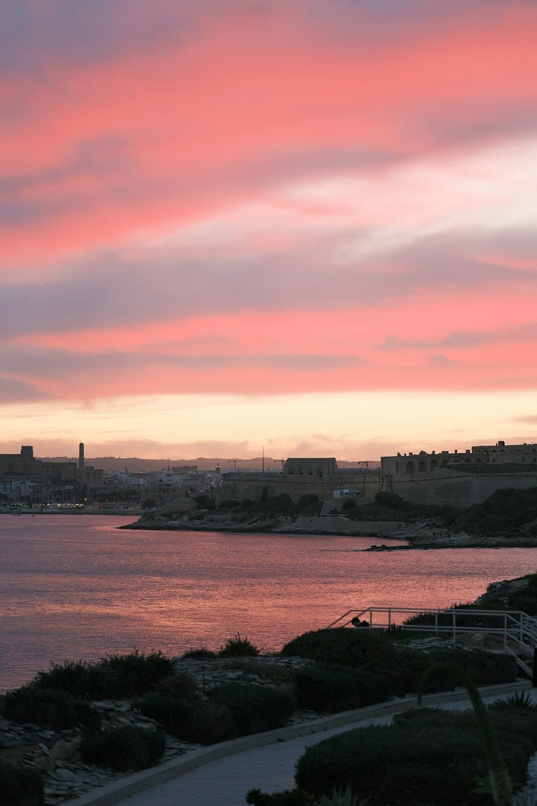 Piękny widok na wybrzeże Faro o zachodzie słońca