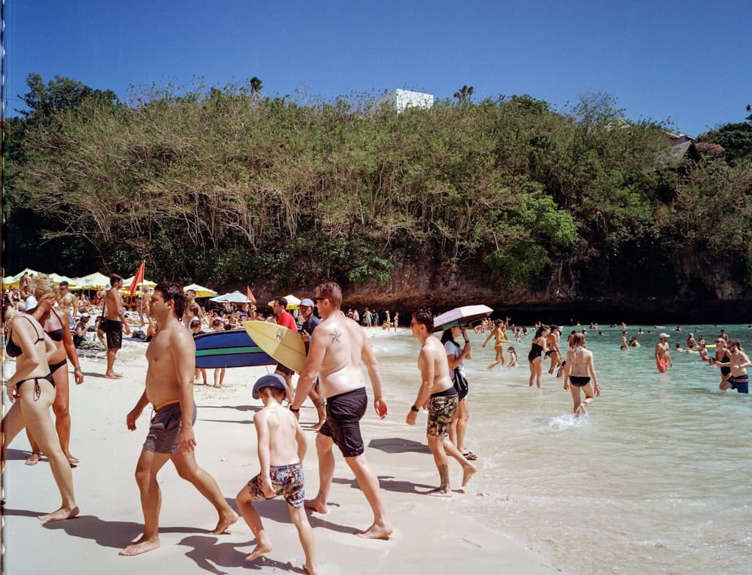 Osoby uprawiające sporty wodne na plaży