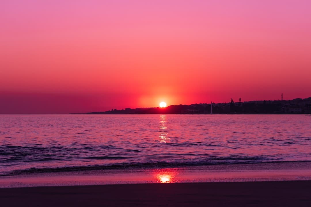 Kolorowy zachód słońca nad plażą w Mahdii