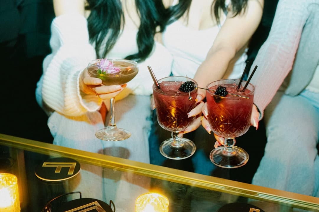 Grupa przyjaciół delektująca się aperitivo w Mediolanie