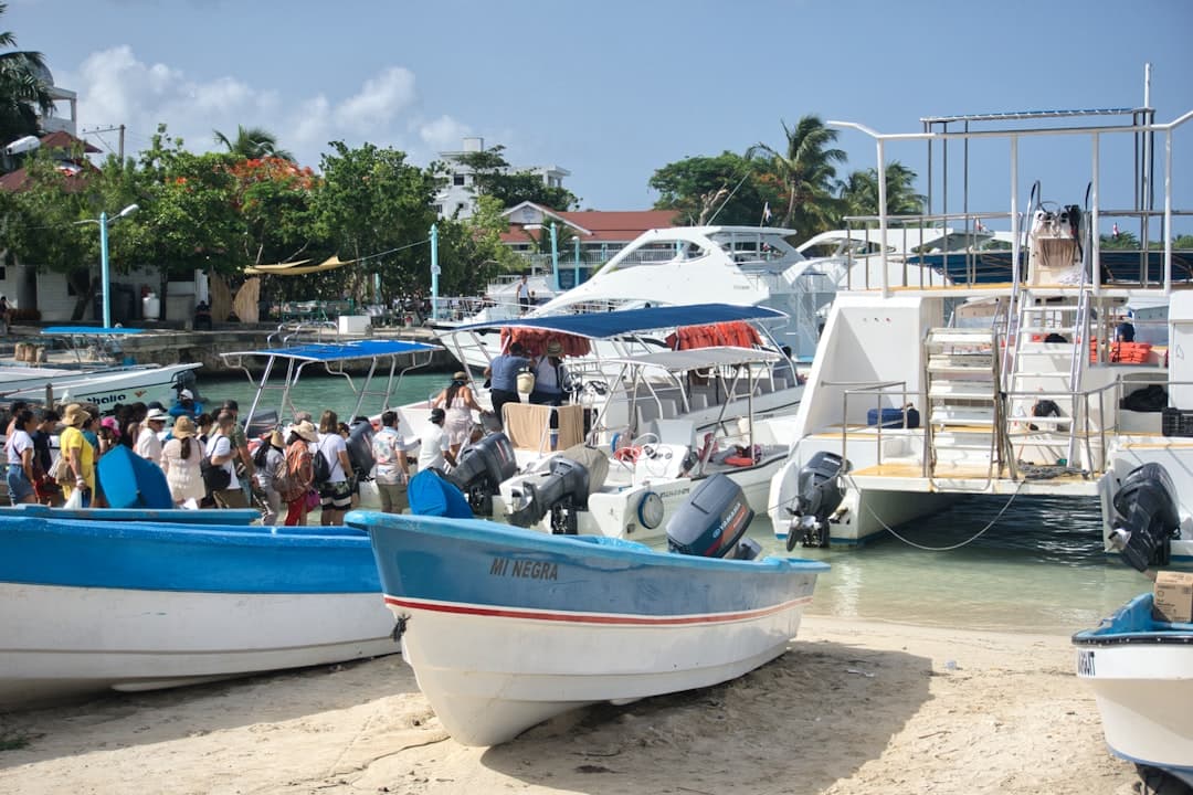 Turyści na przystani, łodzie cumujące, nadmorska sceneria