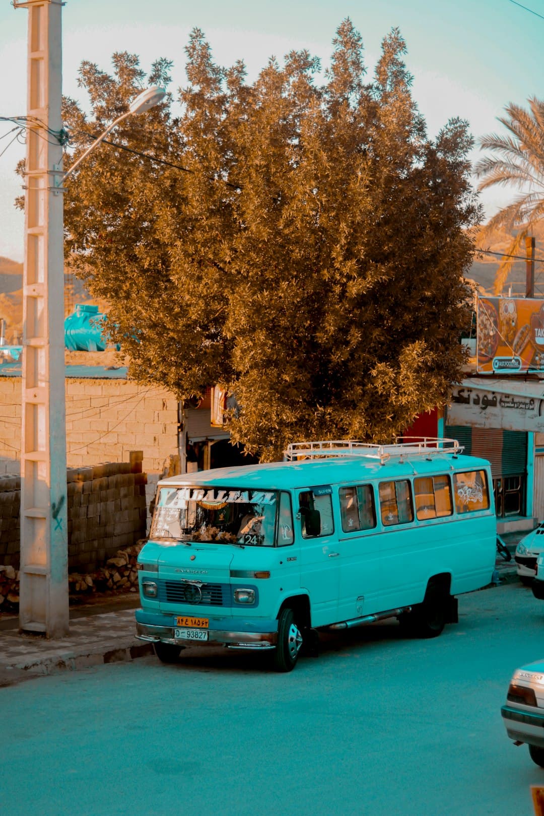 Kolorowy minibus w Maroku, lokalny transport