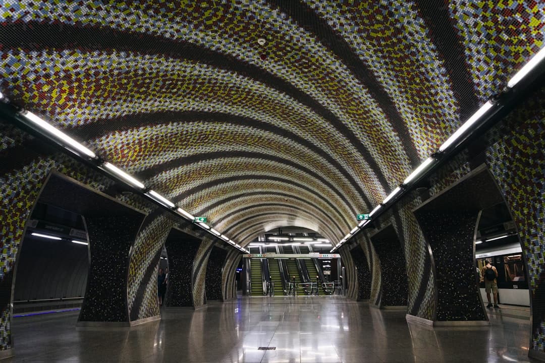 Kolorowy sufit mozaikowy w nowoczesnym metrze.