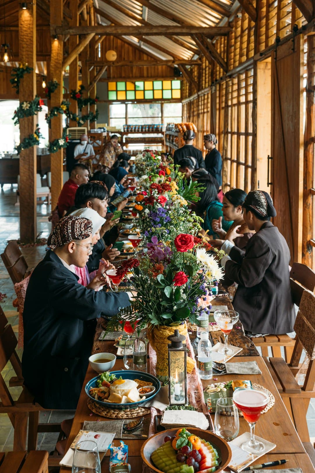 Podróżnicy delektujący się lokalną kuchnią w restauracji