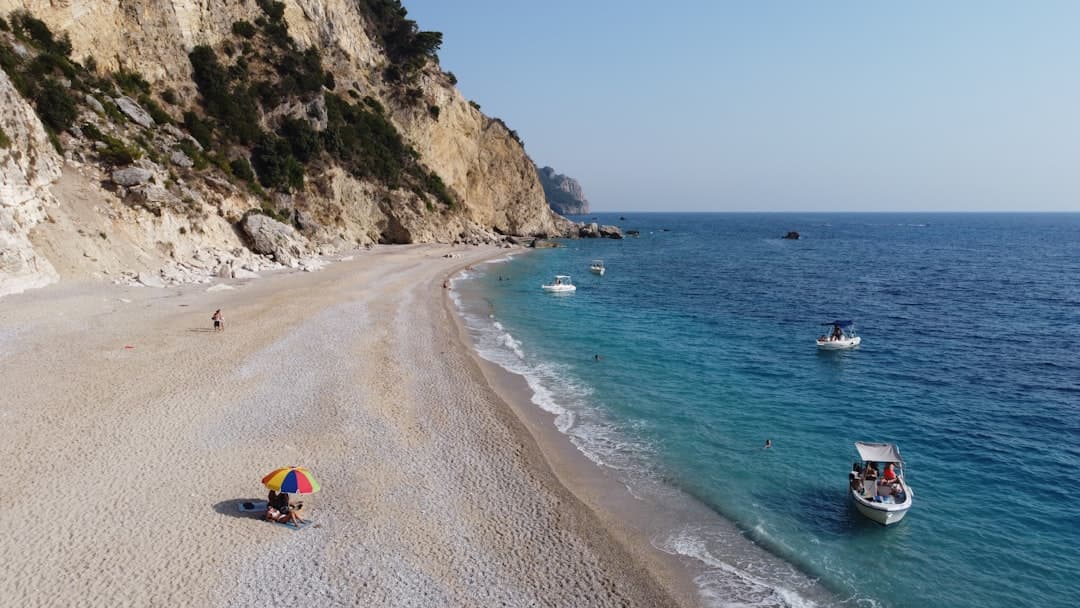 Turysta na pięknej plaży w Albanii