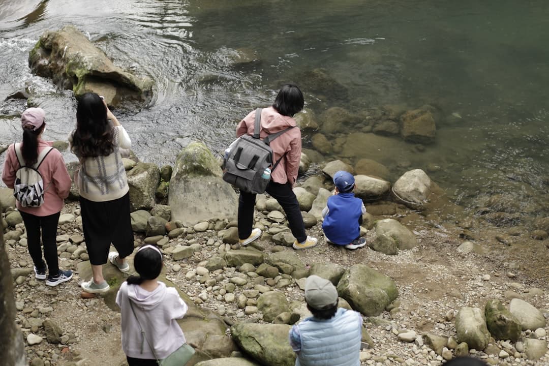 Rodzina bawiąca się w atrakcjach parku wodnego