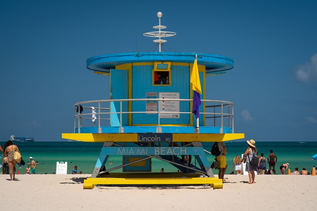 Stacja ratowników na plaży, dbająca o bezpieczeństwo